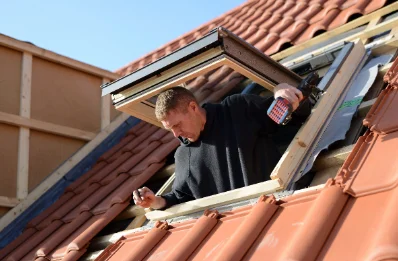 Pose de fenêtres de toit Velux à Laboutarie